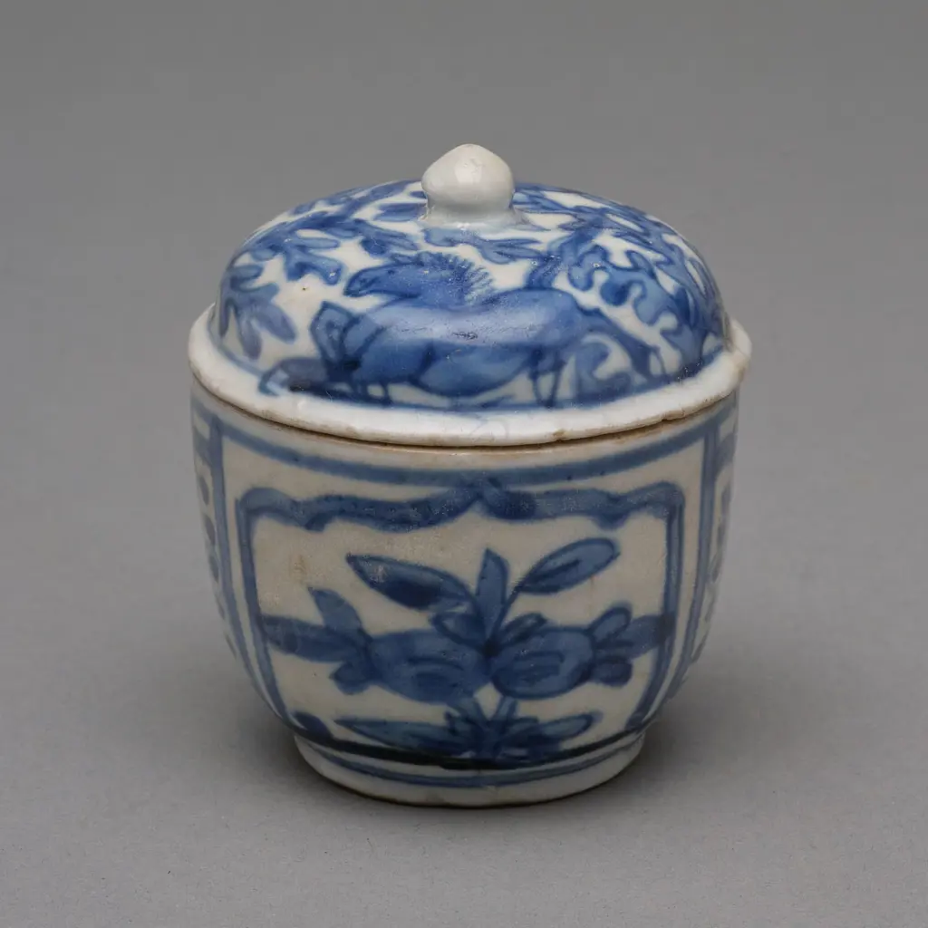 A Zhangzhou porcelain covered pot, 17thC Image 1++
